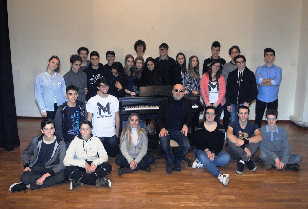 claudio-sottocornola-con-gli-alunni-del-liceo-mascheroni